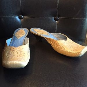 Born closed toe slip on